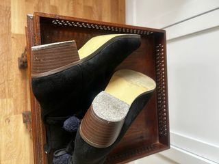 Botines negros con pompones y flecos