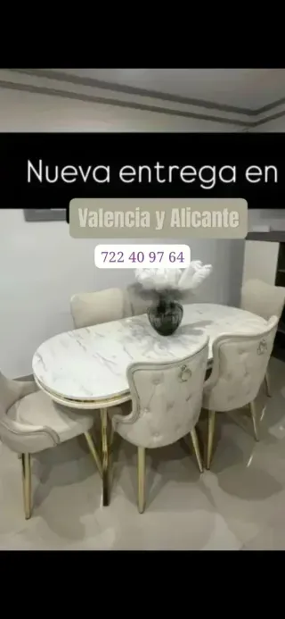 Mesa ovalada con 6 sillas de terciopelo