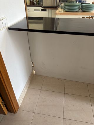 Isla de cocina blanca y negra