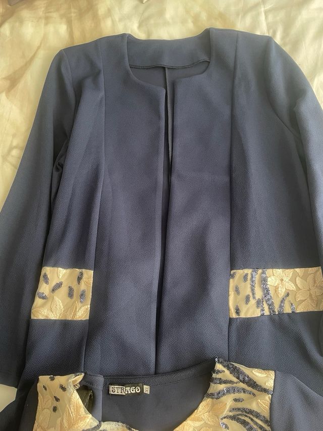 Elegante conjunto chaqueta y blusa