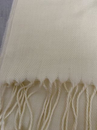 Pañuelo crema con flecos