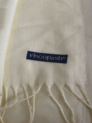 Pañuelo crema con flecos