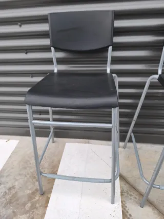 Pareja de taburetes negros y grises como nuevos
