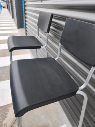 Pareja de taburetes negros y grises como nuevos