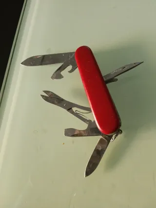 Coltellino svizzero multiuso rosso