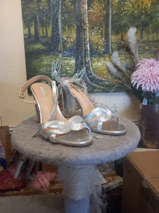 Sandalias plateadas de tacón