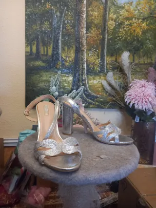 Sandalias plateadas de tacón