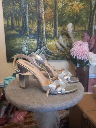 Sandalias plateadas de tacón