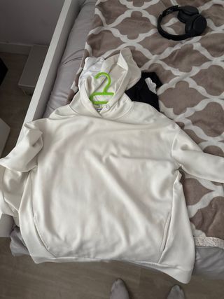 Sudadera blanca con capucha