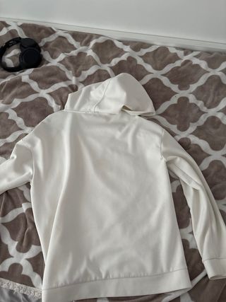 Sudadera blanca con capucha