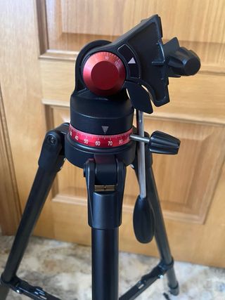 Telescopio negro con trípode