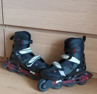 Conjunto de patines, casco y protectores