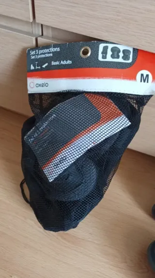 Conjunto de patines, casco y protectores