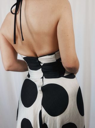 Vestido Matilde Cano lunares blanco y negro