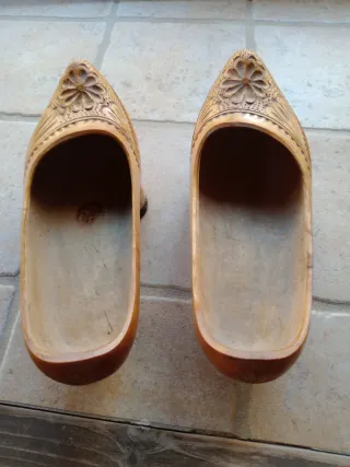 Albarcas de madera tallada