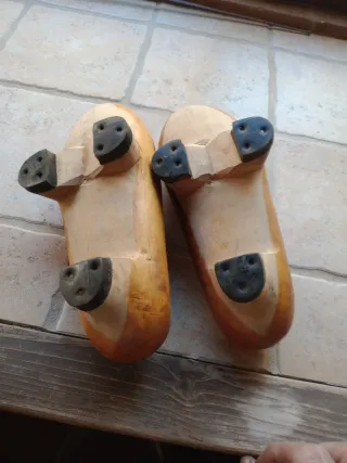 Albarcas de madera tallada