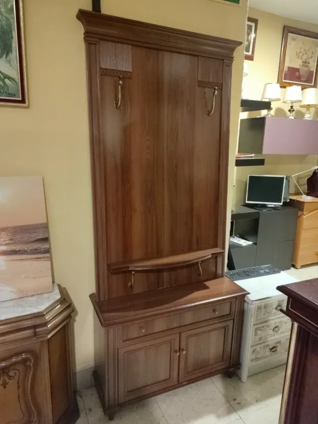 Recibidor de madera con perchero