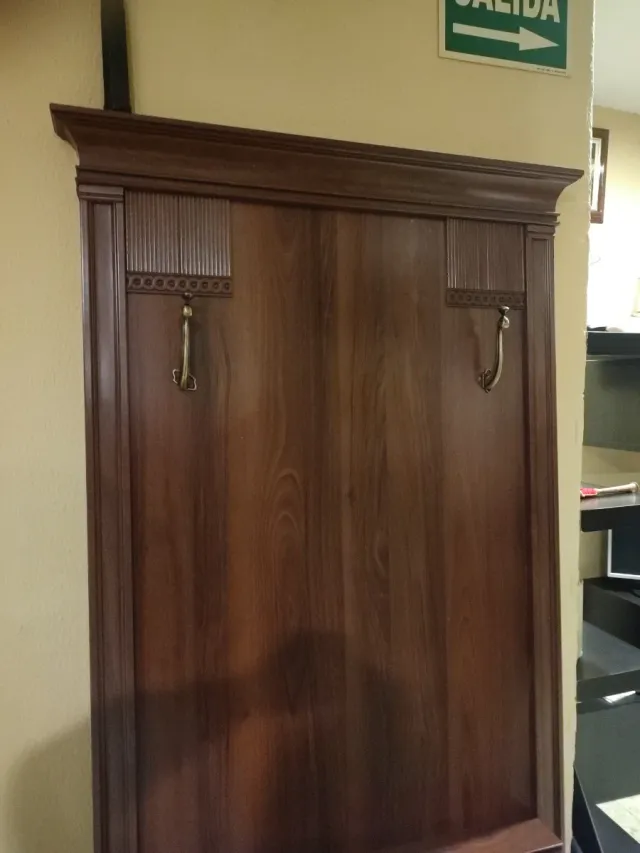 Recibidor de madera con perchero