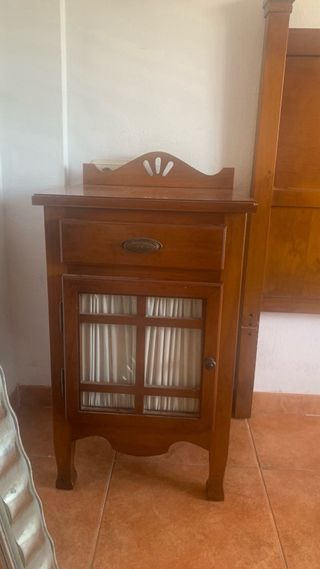 Cabecero 1.50 y mesitas de noche.