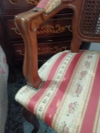 Sillón de madera con asiento de tela