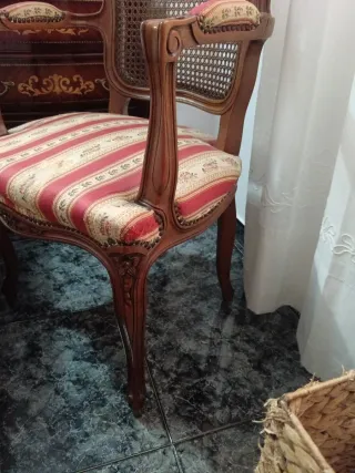 Sillón de madera con asiento de tela