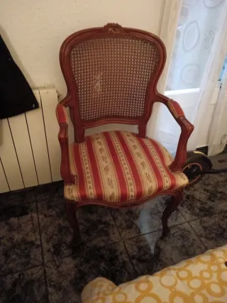 Sillón de madera con asiento de tela