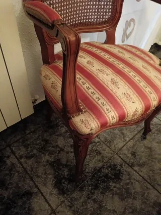 Sillón de madera con asiento de tela