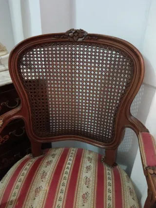 Sillón de madera con asiento de tela