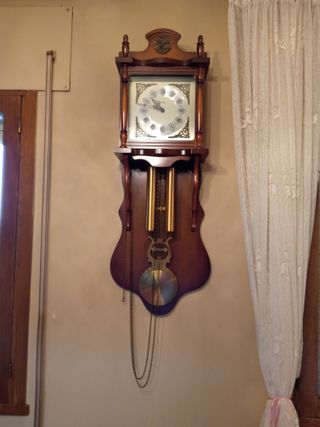 Reloj de pared de madera con péndulo