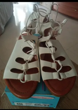 Sandalias gladiador blancas atadas