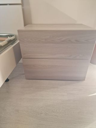 Armadio bianco con inserti in legno