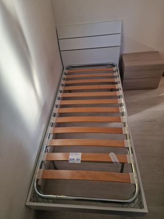 Armadio bianco con inserti in legno