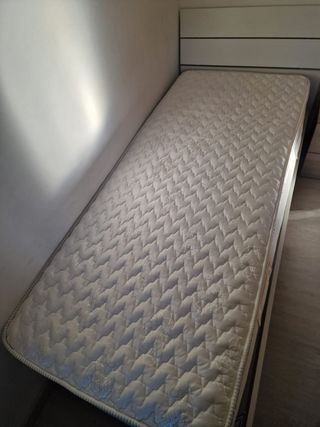 Armadio bianco con inserti in legno