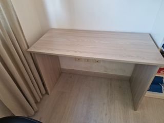 Armadio bianco con inserti in legno