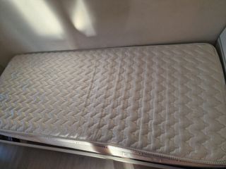 Armadio bianco con inserti in legno