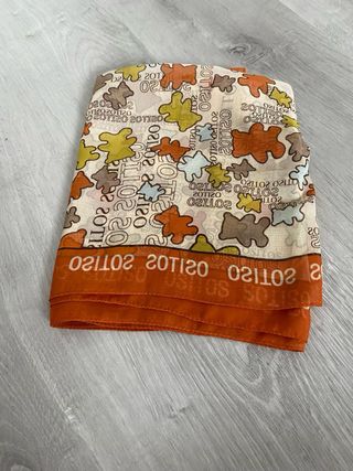 Pañuelo naranja con estampado de osos
