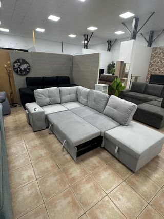 Sofá modular gris con chaise longue