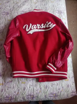 Chaqueta beisbolera roja Stradivarius