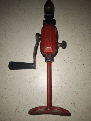 Trapano a mano vintage rosso