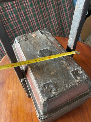 Caja antigua asiática con asa