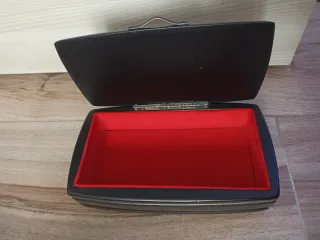 Portagioie vintage con paesaggio montano