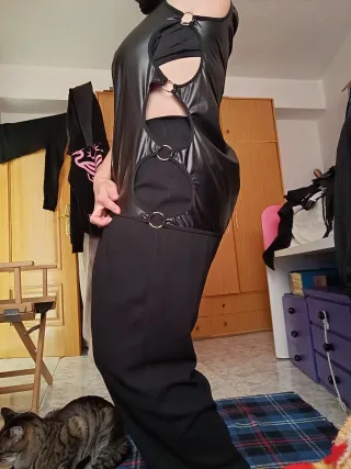 Blusa negra con aros y aberturas