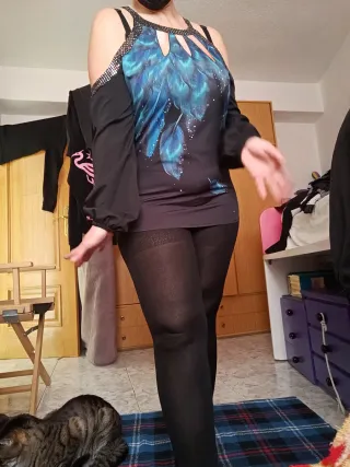 Blusa negra con aros y aberturas