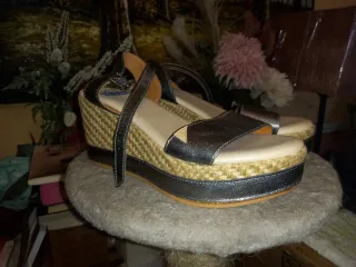 Sandalias cuña beige y plata