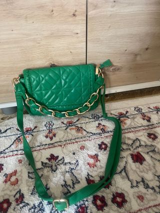 Bolso verde acolchado con cadena dorada