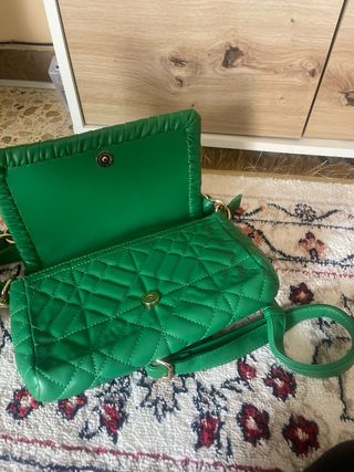 Bolso verde acolchado con cadena dorada
