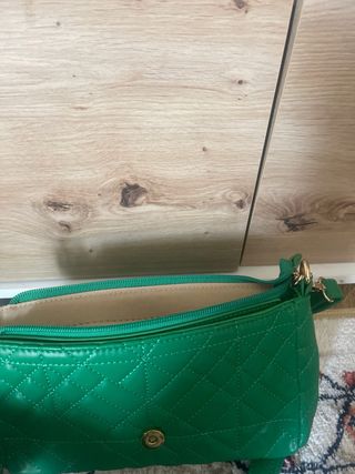 Bolso verde acolchado con cadena dorada