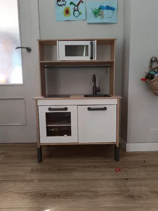 Cocinita de madera IKEA con muchos accesorios