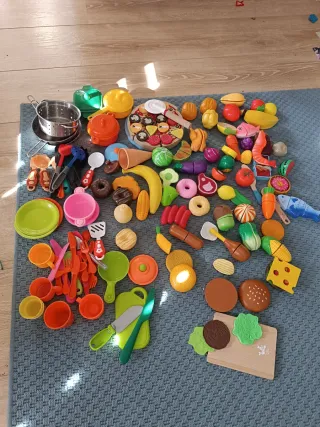 Cocinita de madera IKEA con muchos accesorios