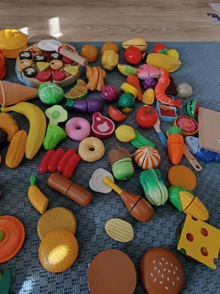 Cocinita de madera IKEA con muchos accesorios